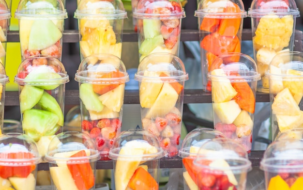 Foto gratuita mezcla fresca de fruta en copas preparada para menú mezclado.