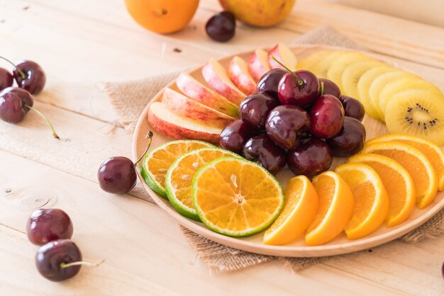 Foto gratuita mezcla de fruta en rodajas