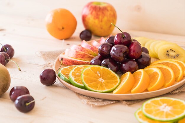 Foto gratuita mezcla de fruta en rodajas