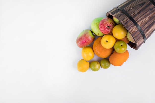 Foto gratuita mezcla de frutas de un cubo de madera.