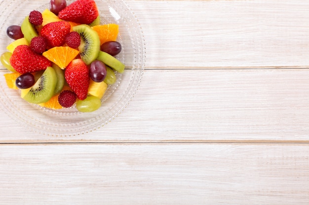 Mezcla de frutas frescas en una mesa de madera