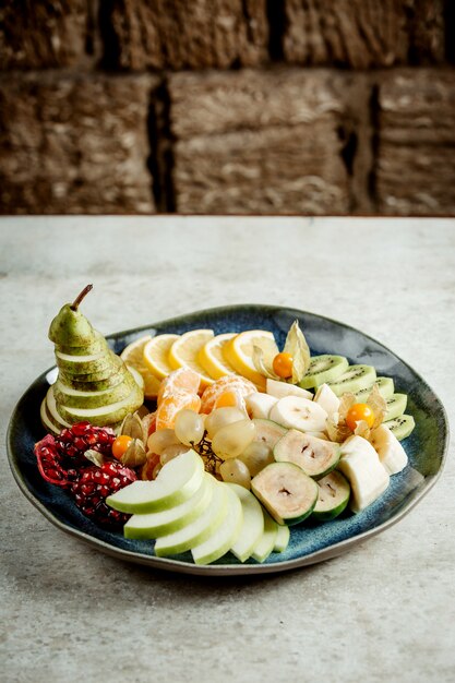 Mezcla de frutas en rodajas en un plato