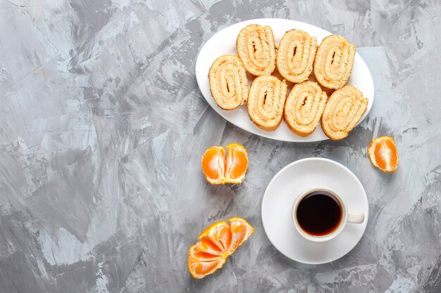 Mezcla de galletas dulces, bizcocho, mini cupcakes.