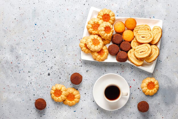 Mezcla de galletas dulces, bizcocho, mini cupcakes.