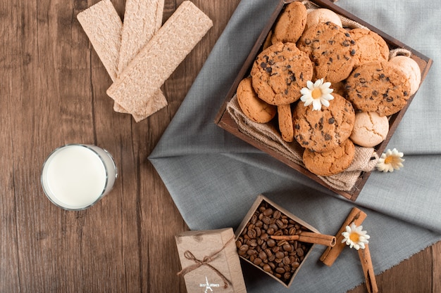 Mezcla de galletas y granos de café con canela y galletas.