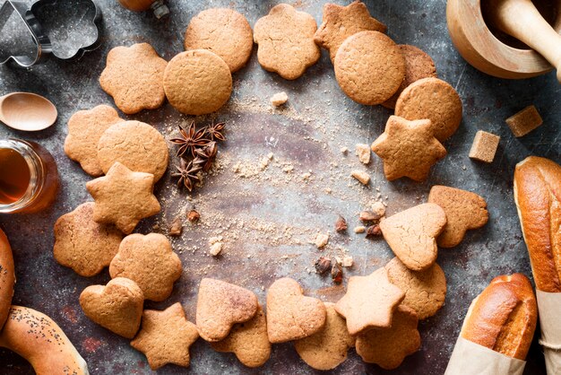 Mezcla de galletas vista superior con anís estrellado