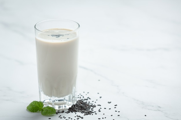 Foto gratuita mezcla de leche de soja sésamo negro sobre fondo de mármol