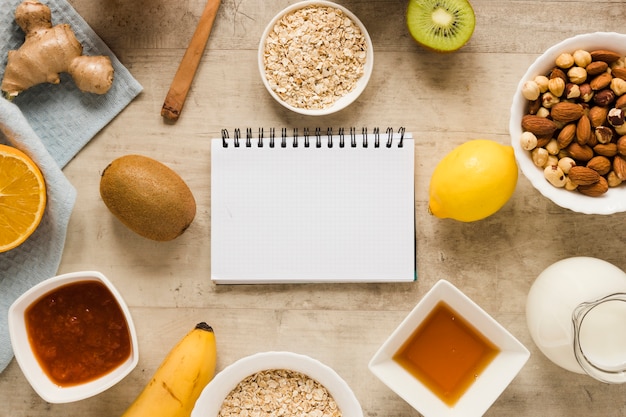 Mezcla de nueces planas con frutas y avena y cuaderno