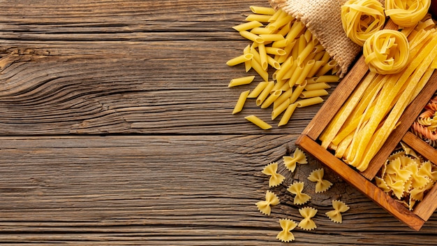 Mezcla de pasta cruda en caja de madera sobre la mesa