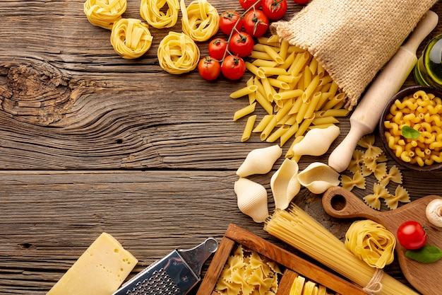 Mezcla de pasta cruda con champiñones tomates y espacio de copia