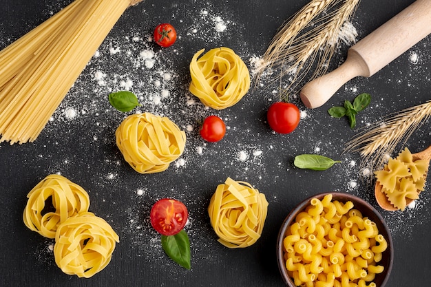 Foto gratuita mezcla de pasta cruda sobre fondo negro