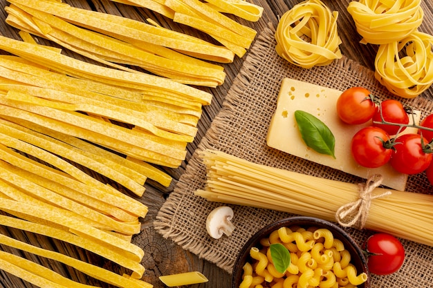 Mezcla de pasta cruda con tomate y queso duro