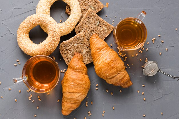 Foto gratuita mezcla de pasteles y té