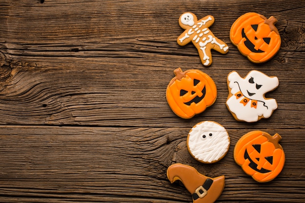 Mezcla de pegatinas de halloween sobre fondo de madera