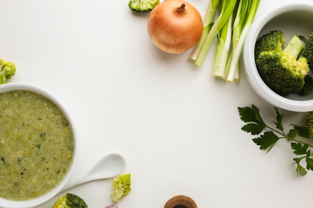 Mezcla plana de verduras con sopa de brócoli en un tazón