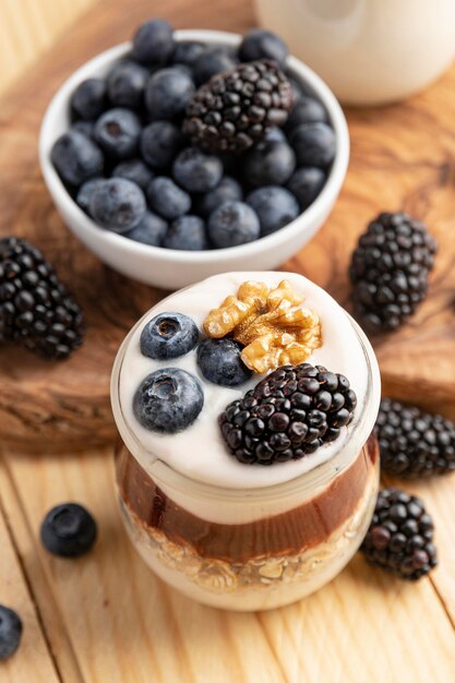 Mezcla de primer plano de yogurt con bayas y avena