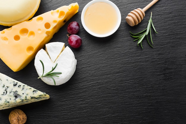 Foto gratuita mezcla de queso gourmet plana y miel con espacio de copia