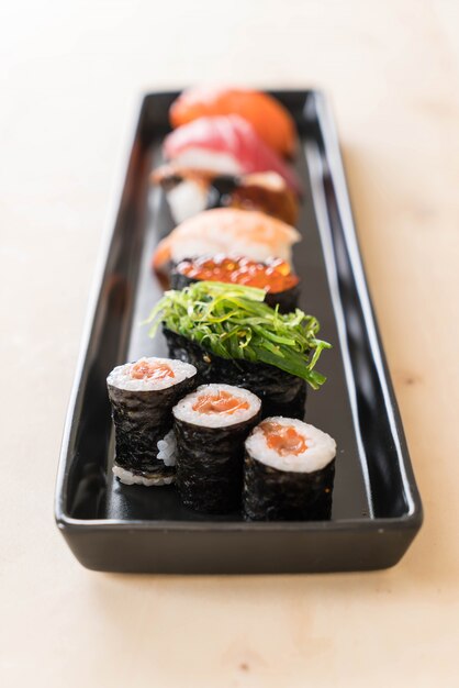 Foto gratuita mezcla de sushi conjunto