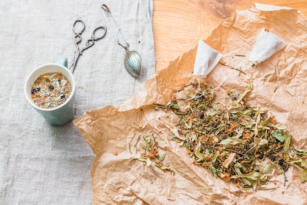 Mezcla de té de hierbas con herramientas y taza