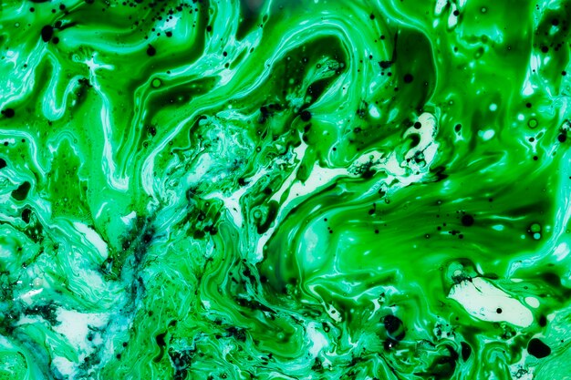 Mezcla de tonos verdes abstractos en aceite.