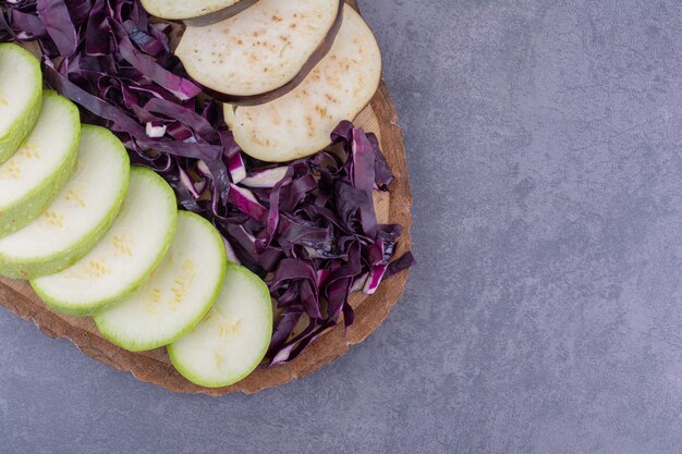 Mezcla de verduras aislado en un plato de madera