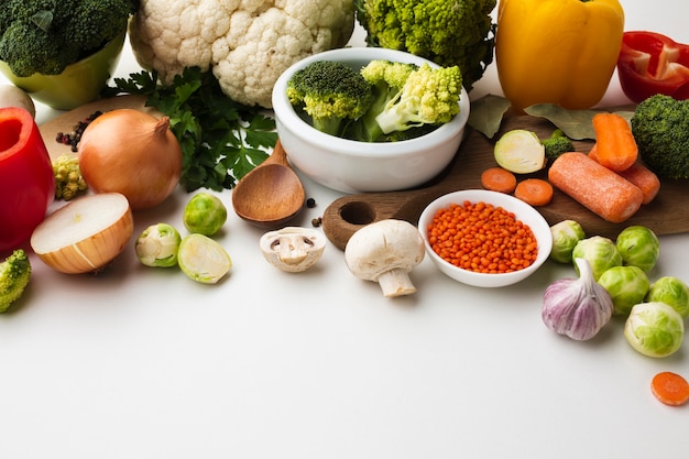 Foto gratuita mezcla de verduras de alto ángulo con espacio de copia