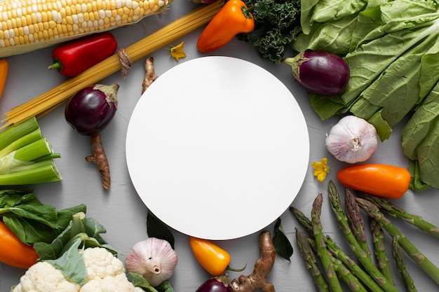 Foto gratuita mezcla de verduras laicas planas con círculo en blanco