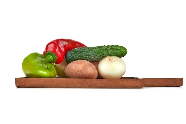 Mezcla de verduras en un plato de madera.