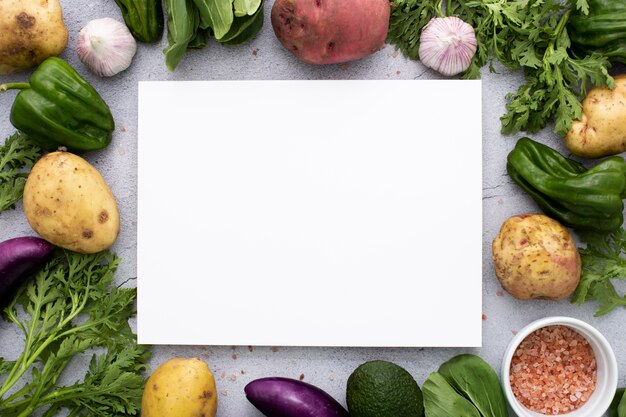 Mezcla de verduras de vista superior con rectángulo en blanco