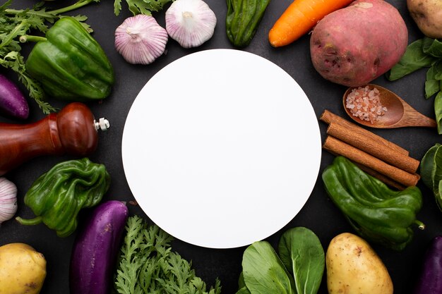 Mezcla de vista superior de verduras con círculo en blanco