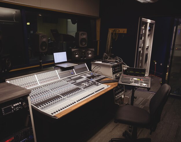 Mezclador de sonido en un estudio