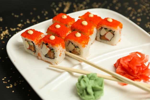 Mezclar maki salmón cangrejo jengibre wasabi vista lateral