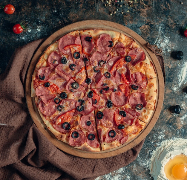 Foto gratuita mezclar pizza con salchicha italiana de salchicha, tomate, aceituna y queso