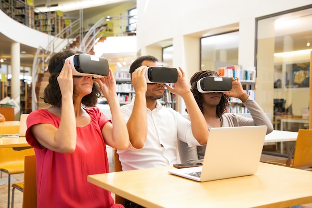 Foto gratuita mezcle un equipo de estudiantes adultos con gafas de realidad virtual