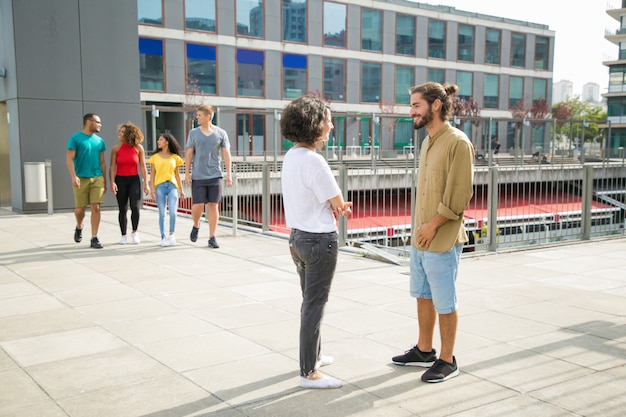 Mezcle a los estudiantes que corren caminando por el campus universitario