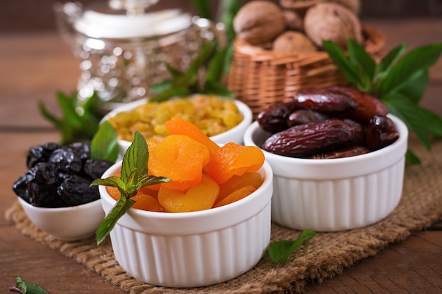 Mezcle frutas secas (frutas de palmera datilera, ciruelas pasas, albaricoques secos, pasas) y nueces. Ramadán (Ramazan) comida.