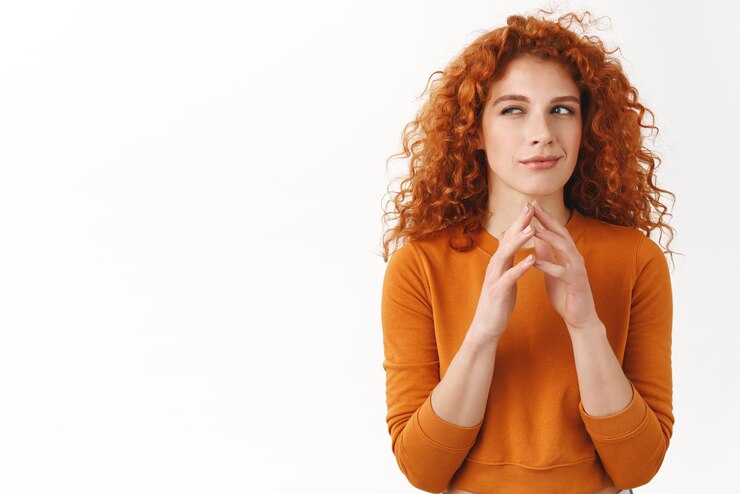 Foto gratuito mi malvado plan es perfecto horrible hermosa pelirroja mujer intrigando algo campanario dedos entrecerrando los ojos astucia y sonrisa inventada buena idea pensando ponderando opciones soporte fondo blanco