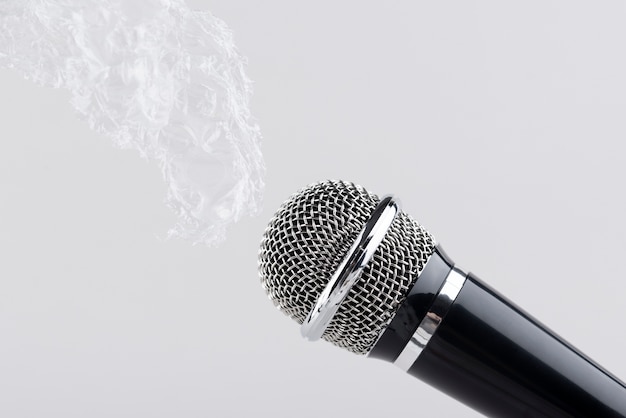 Micrófono asmr con lámina de plástico para hacer sonido