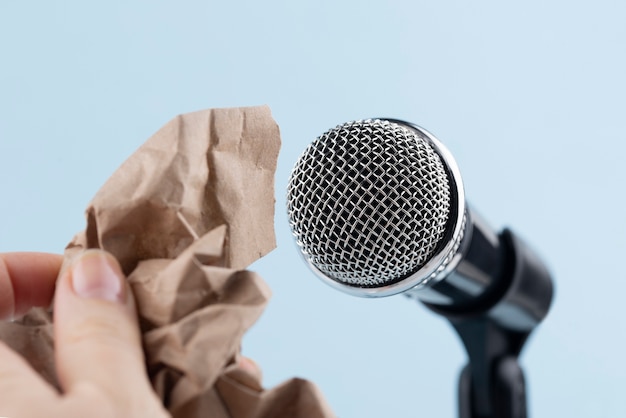 Foto gratuita micrófono asmr con papel arrugado para sonido.