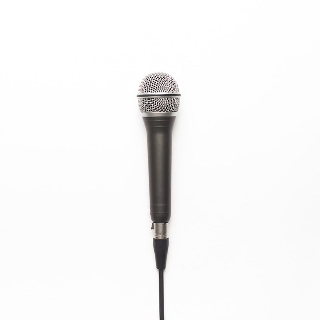 Micrófono negro y plateado sobre un fondo blanco