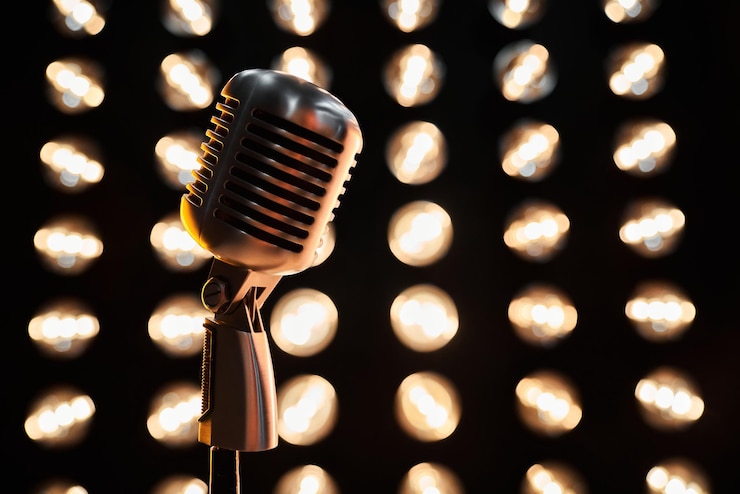 Foto gratuito micrófono vintage sobre fondo bokeh oscuro y brillante