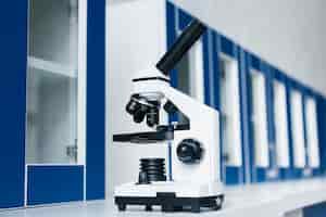 Foto gratuita microscopio en un laboratorio clínico