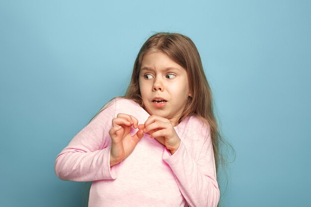 El miedo. Chica adolescente en azul. Expresiones faciales y concepto de emociones de personas.