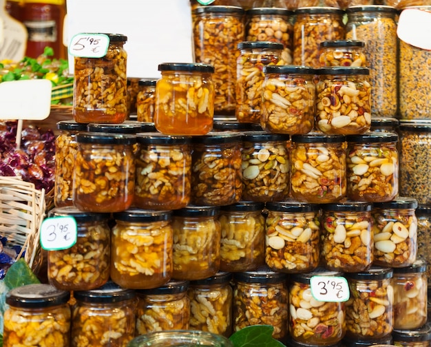 miel de abeja con nueces en latas