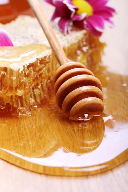 Miel en la mesa de madera