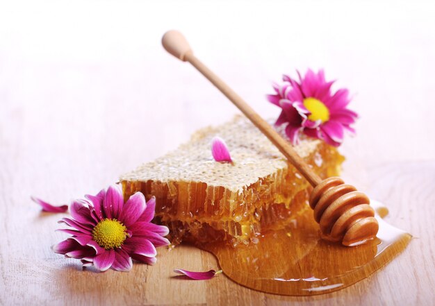 Miel en la mesa de madera