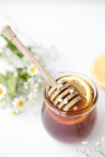 Miel en vaso sobre mesa