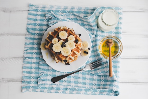 Foto gratuita miel y waffle en una toalla