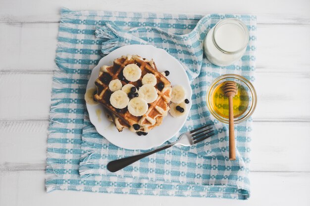 Miel y waffle en una toalla