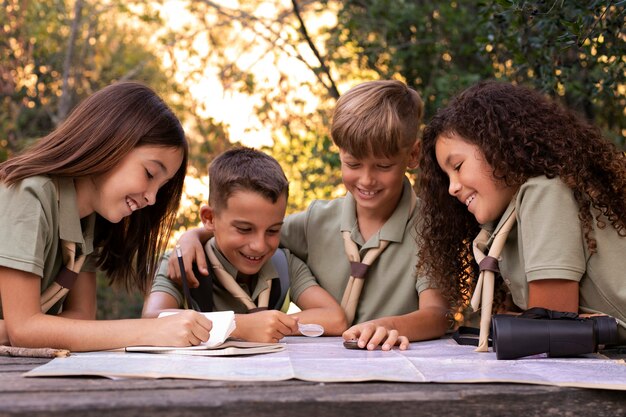 Miembros de boy scouts divirtiéndose en la naturaleza